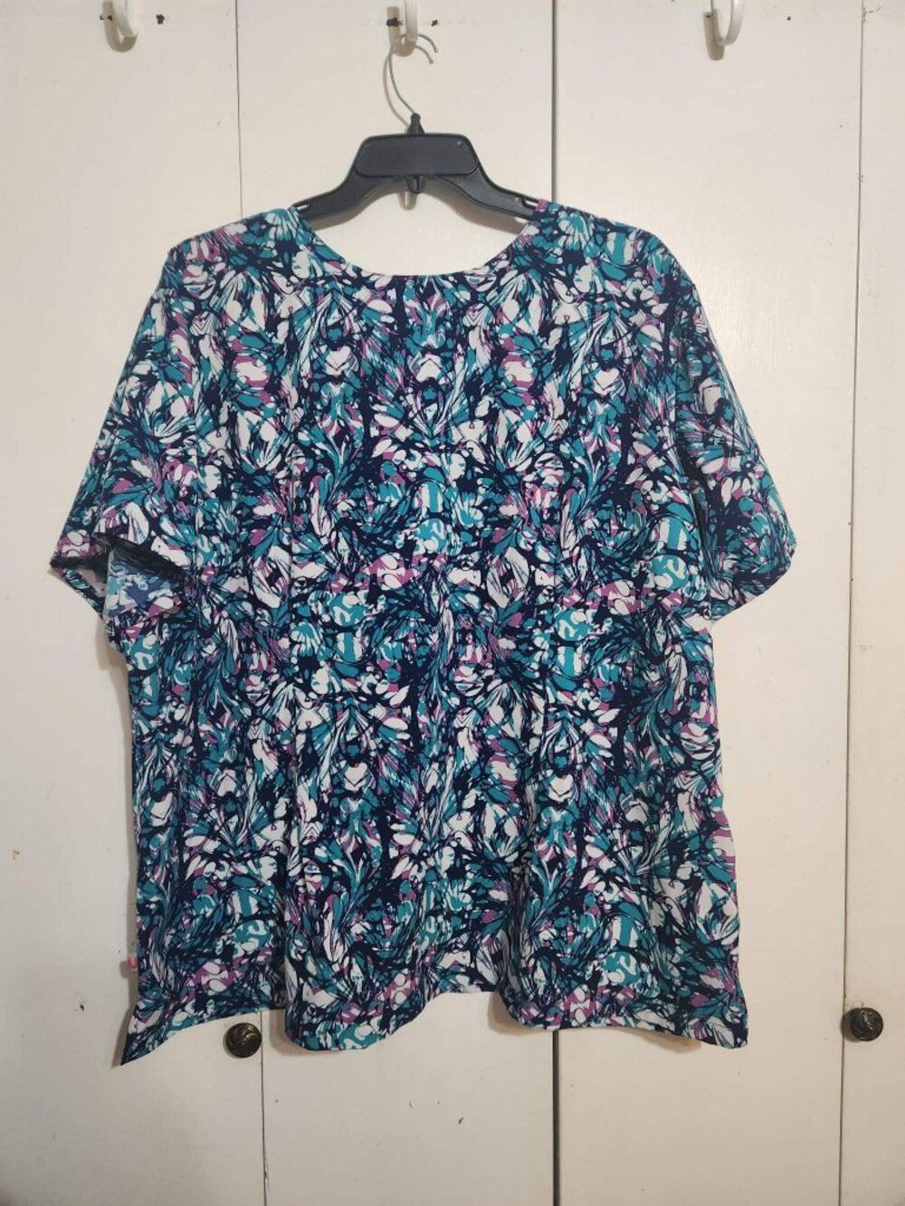 Urbane Ultimate Scrub Top 4XL Plus Size V-Neck Teal Purple Abstract Retro Swirl - Picture 2 of 7